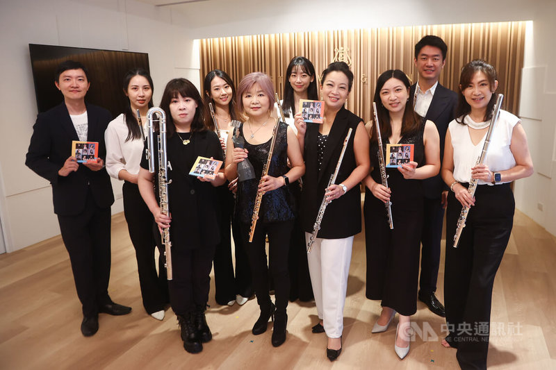 獲得第35屆傳藝金曲獎「最佳演奏獎」的吹笛人室內樂團,30日在台北舉行記者會宣傳秋季音樂會,團長張翠琳(前左2)率團員出席,開心展示獎座與專輯。中央社記者王騰毅攝 113年9月30日