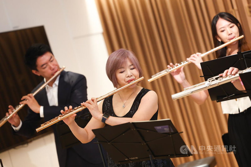 第35屆傳藝金曲獎「最佳演奏獎」得主吹笛人室內樂團30日在台北舉行記者會,宣傳秋季音樂會,團長張翠琳(中)率團員演出樂曲,展現演奏實力。中央社記者王騰毅攝 113年9月30日