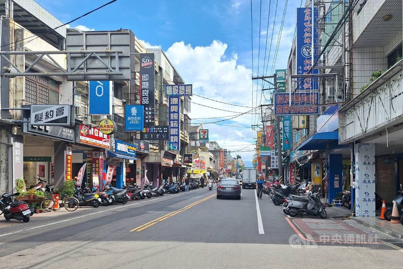 桃園市楊梅區中興路是埔心火車站前垂直延伸道路，與台1線永美路交叉，只有雙向各1線道，尖峰時段車流量大，道路兩側為商家，常有車輛臨停採買需求，加上通勤上下課時段行人多，常見人車爭道。中央社記者吳睿騏桃園攝  113年9月30日