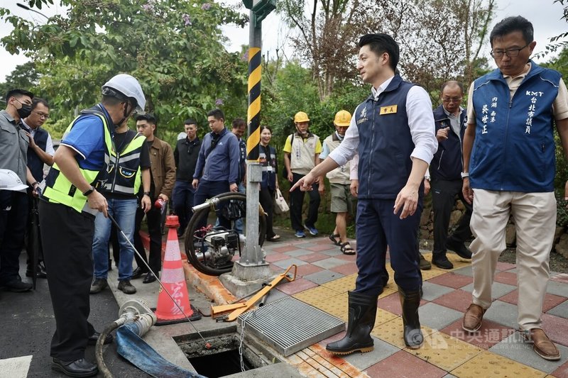 交通部中央氣象署已發布颱風山陀兒海上陸上颱風警報,台北市長蔣萬安(前右2)30日到內湖區視察北市防颱整備作業。圖為蔣萬安了解下水道排水清淤。中央社記者王飛華攝 113年9月30日