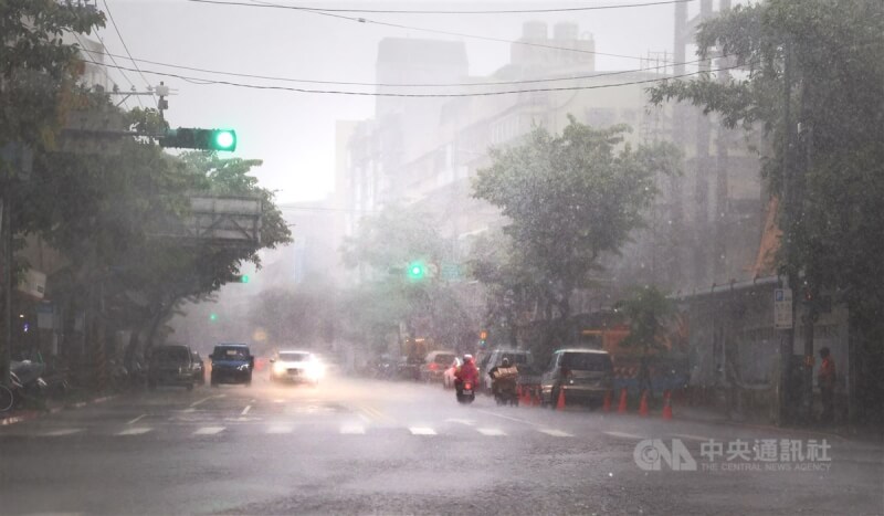 颱風山陀兒陸上警報30日發布，台北市內湖區出現間歇性風雨。中央社記者王飛華攝 113年9月30日