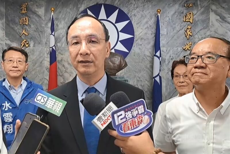 民進黨秘書長林右昌29日透過臉書談基隆市長謝國樑罷免案，指謝國樑要在國門廣場興建摩天輪激怒市民。國民黨主席朱立倫（前左）30日在基隆受訪說，全台都在防災，林右昌此時還滿嘴的口水、滿嘴的政治。中央社記者王朝鈺攝 113年9月30日