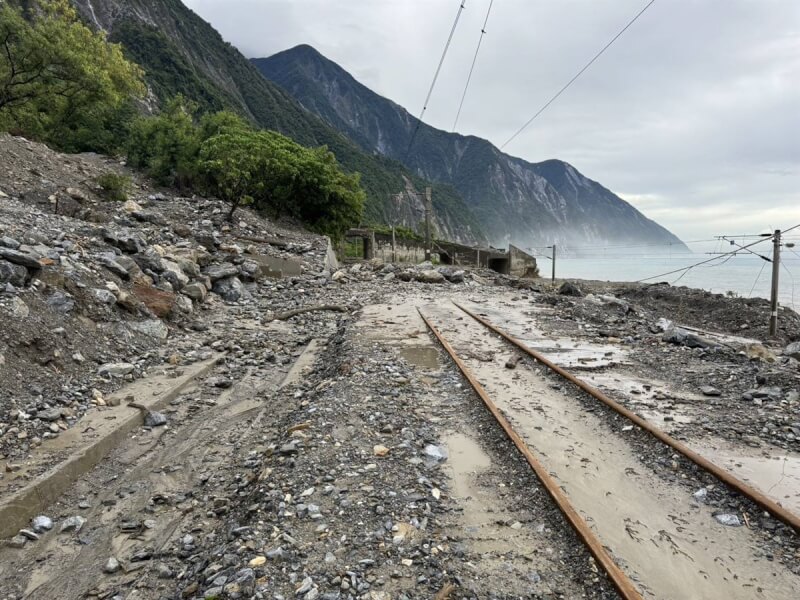 颱風山陀兒來襲，台鐵北迴線9月30日出現土石流，部分路段土石流覆蓋鐵軌。（民眾提供）