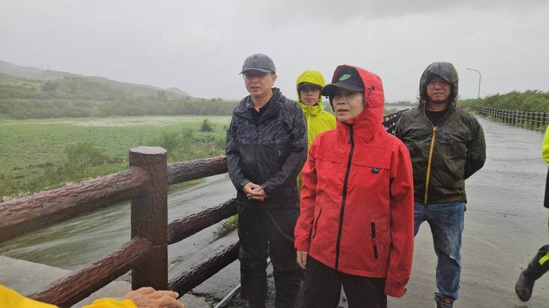 颱風山陀兒將登陸台灣，屏東縣長周春米（前右）30日前往恆春半島視察，呼籲民眾做好防颱及撤離準備，並提醒沿海地區嚴防海水倒灌。（屏東縣政府提供）中央社記者李卉婷傳真  113年9月30日