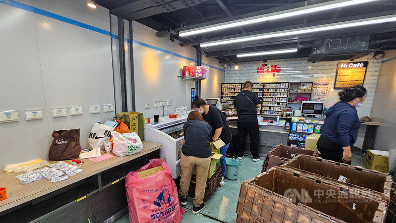 位於新北市三重區二重疏洪道的重新橋下萊爾富美堤店，30日配合颱風山陀兒來襲進行撤離。圖為人員忙打包。中央社記者王鴻國攝  113年9月30日