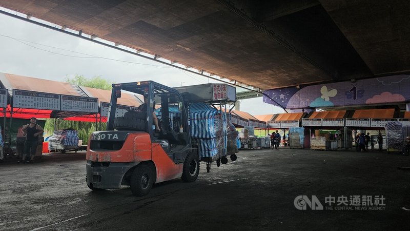 中央氣象署表示,30日中午前後中颱山陀兒暴風圈已接觸台東、恆春半島陸地,未來颱風強度還會增強。圖為位於新北市三重區二重疏洪道的重新橋下觀光市集攤商配合防颱進行撤離。中央社記者王鴻國攝 113年9月30日