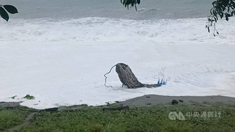 颱風山陀兒發布陸警，台東縣災害應變中心30日上午一級開設，台東沿海風浪增強，浪花已打上南迴藝術季的裝置藝術。中央社記者盧太城台東攝  113年9月30日