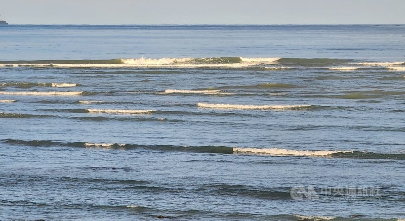 受到颱風山陀兒外圍環流影響，澎湖海域風浪增強，還有長浪發生，澎湖縣政府呼籲民眾做好防颱準備，勿前往海邊觀浪戲水。中央社  113年9月30日