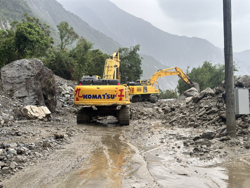 颱風山陀兒逐漸逼近，花蓮出現間歇風雨，蘇花公路崇德路段發生土石泥流交通中斷，公路局東區養護工程分局派出機具搶修。（花蓮縣消防局提供）中央社記者李先鳳傳真 113年9月30日