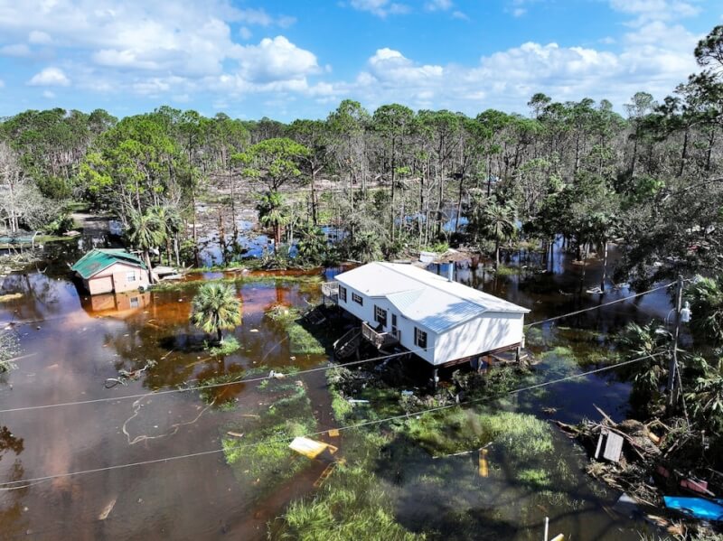 毀滅性颶風海倫肆虐，圖為佛羅里達州建築物淹沒在洪水中。（路透社）