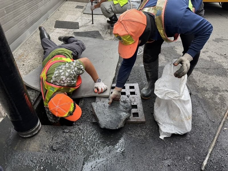 颱風山陀兒來襲，高雄市環保局自9月27日起加強洩水孔及易淹水路段側溝清疏防颱。（高雄市環保局提供）中央社記者洪學廣傳真  113年10月1日