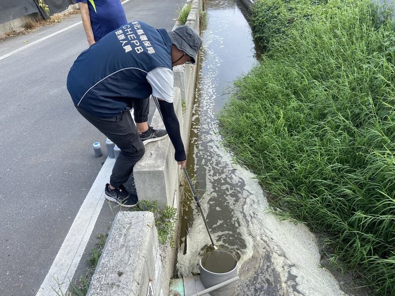 彰化縣環保局針對東螺溪上游36家畜牧場進行稽查，查到1家畜牧場偷排畜牧廢水，裁罰業者新台幣86萬，另要求裝設監控及廢水處理設備。圖為環保局人員在東螺溪進行取樣稽查。（彰化縣府提供）中央社記者吳哲豪傳真  113年10月1日