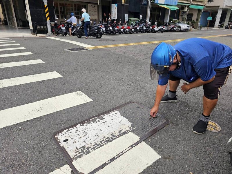 颱風山陀兒來襲，高雄市政府工務局道路挖掘管理中心要求各管線單位做好防颱應變及管挖工區安全措施，並派員巡查管挖工程、加強巡視人孔蓋，確保用路人安全。（高雄市工務局提供）中央社記者蔡孟妤傳真  113年10月1日