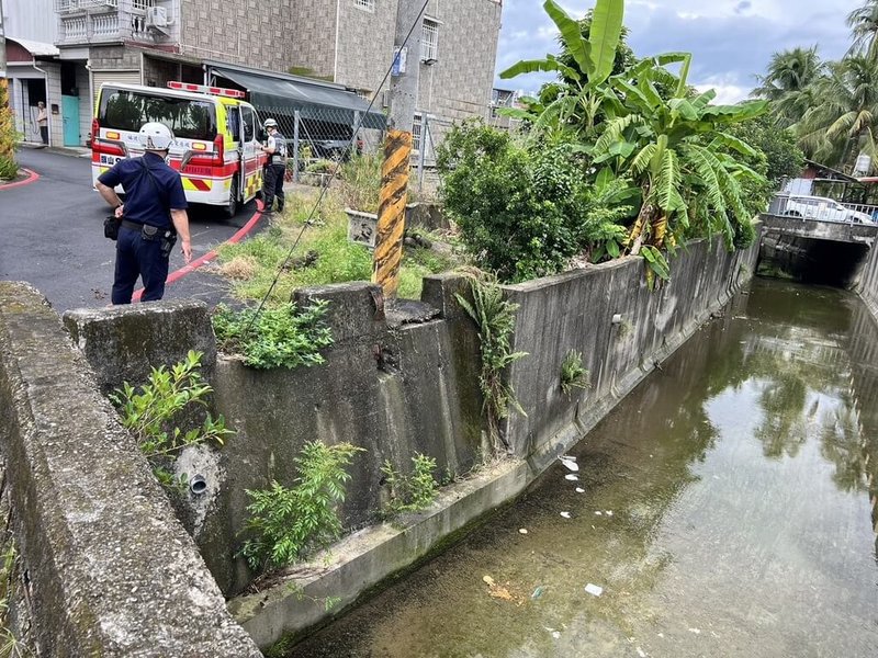 55歲李姓男子1日外出修剪住家附近樹木，為撿拾掉落的電動鍊鋸，不慎失足跌落一旁大水圳，由救難人員協助李男脫困並送醫。（高雄市政府消防局提供）中央社記者張已亷傳真  113年10月1日