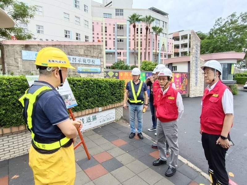 颱風山陀兒來襲，高雄市副市長林欽榮（右2）1日前往多地視察防颱整備工作，並要求市府團隊若接獲災情通報，應立即出動人員與機具前往處理。（高雄市水利局提供）中央社記者蔡孟妤傳真  113年10月1日