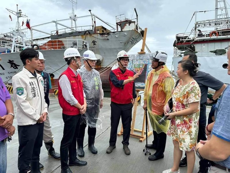 颱風山陀兒進逼台灣，高雄市長陳其邁（中）1日下午赴前鎮漁港視察大型遠洋漁船防颱纜繩加固情形，並指示百噸級以上漁船上除留守必要人員外，所有船員一律上岸避風。（高雄市海洋局提供）中央社記者林巧璉傳真  113年10月1日