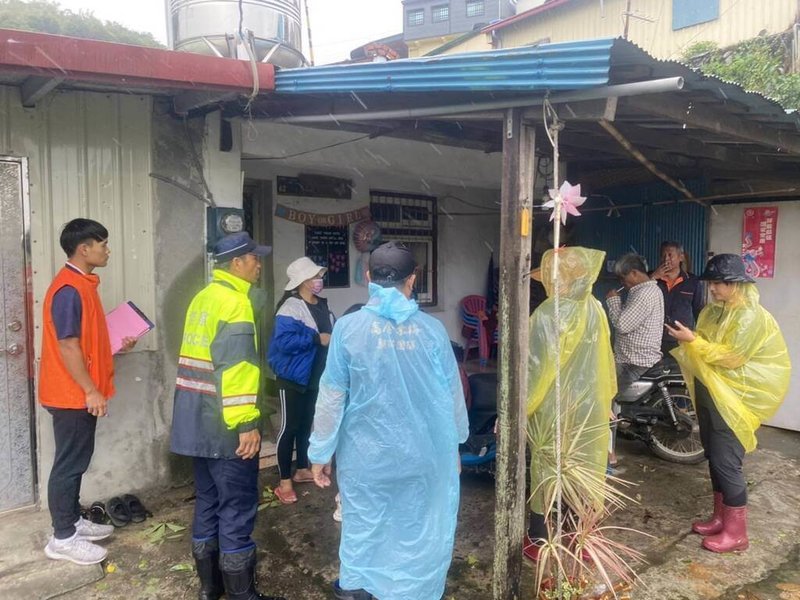 颱風山陀兒來襲，屏東地區首當其衝，縣府1日陸續執行山區民眾預防性撤離，其中春日鄉士文村全村共20人，已在下午4時完成強制撤離。（屏東縣政府提供）中央社記者黃郁菁傳真  113年10月1日