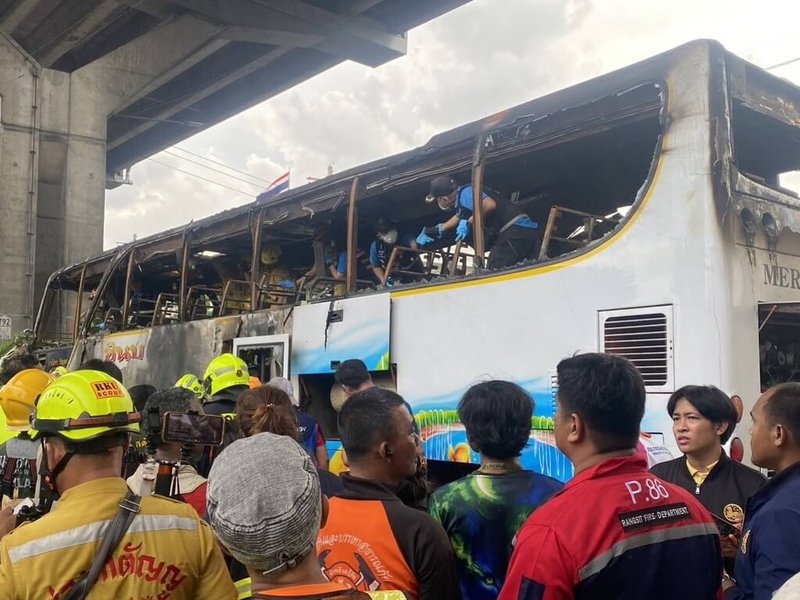 泰國一輛載著44名學童和教師的遊覽車1日中午發生火燒車意外。（泰國交通部提供）中央社記者呂欣憓曼谷傳真  113年10月1日