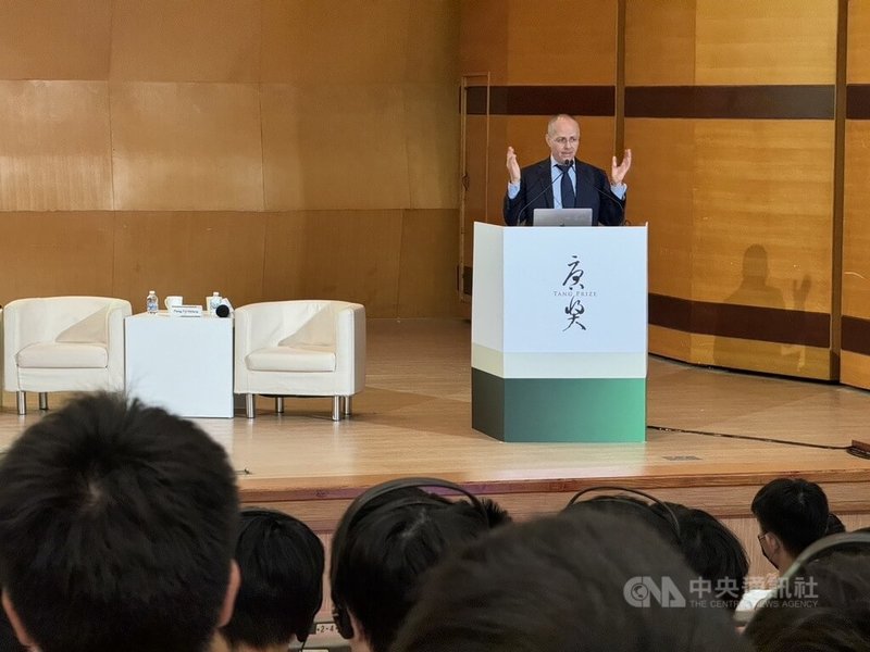 唐獎教育基金會1日安排唐獎第6屆永續發展獎得主奧馬爾.亞基(Omar M. Yaghi)(講台者)到新竹中學與高中生對談,並進行專題演講「破曉之水:從渴求到思索的旅程」。中央社記者魯鋼駿攝 113年10月1日