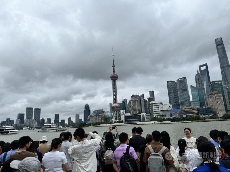 中國十一連假,各地出現出遊人潮,上海外灘觀景台出現大量遊客,擠得水洩不通。中央社記者吳柏緯上海攝 113年10月1日