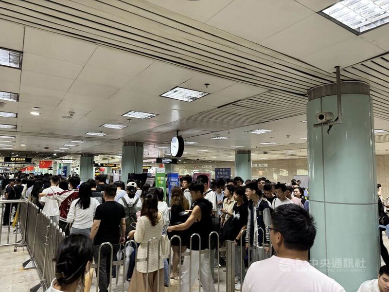 由於1日出遊人潮過多,上海地鐵南京東路、豫園等兩個地鐵站從今天下午4時開始關閉,列車過站不停,將人潮引道至鄰近車站。圖為南京東路站進站安檢區,由於人潮過多而大排長龍。中央社記者吳柏緯上海攝 113年10月1日