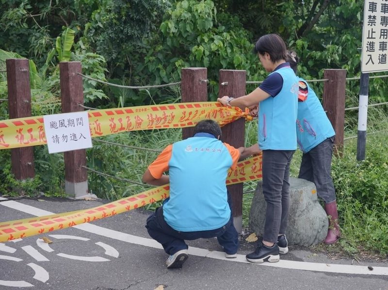 颱風山陀兒持續接近台灣，花蓮縣吉安鄉長游淑貞（左2）1日與公所人員合作封鎖光華河岸自行車步道，避免民眾在颱風來襲期間闖入發生危險。（吉安鄉公所提供）中央社記者張祈傳真  113年10月1日