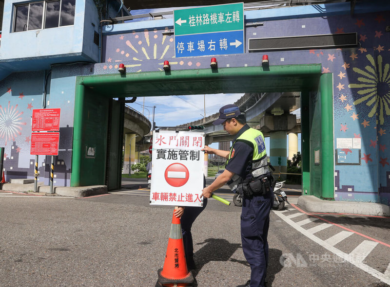 颱風山陀兒來襲，台北市1日上午9時起執行全市疏散門及越堤坡道「只出不進」管制，員警在延平疏散門前放置告示牌準備進行車輛管制。中央社記者謝佳璋攝 113年10月1日