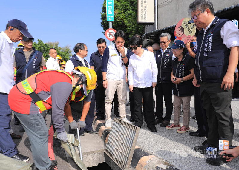 颱風山陀兒1日增為強颱，台中市長盧秀燕（前右4）除宣布災害應變中心升級為2級開設，還前往西區視察清淤作業，目前側溝清淤長度逾883公里。中央社記者郝雪卿攝  113年10月1日