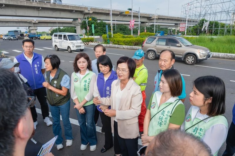 為解決台76線埔心交流道回堵至高架橋問題，民進黨立委陳素月（前右3）於9月30日會同彰化縣政府交通處等相關單位前往交流道周邊會勘。（陳素月團隊提供）中央社記者鄭維真傳真  113年10月1日