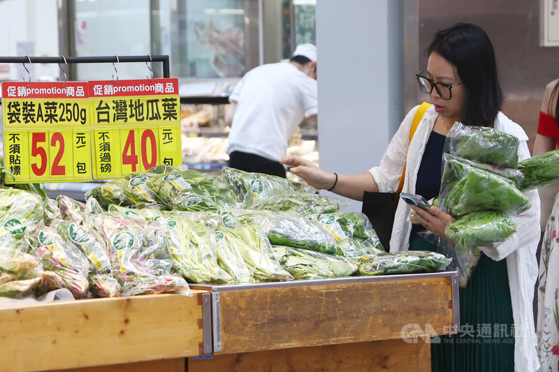 颱風山陀兒來襲，新北市土城區一處大賣場1日可見民眾一次買足大量葉菜類蔬菜。中央社記者王騰毅攝  113年10月1日