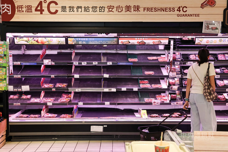颱風山陀兒進逼,許多民眾把握風雨來臨前到賣場採買,圖為1日台北市內湖區一處大賣場架上僅剩零星的冷藏肉類。中央社記者翁睿坤攝 113年10月1日