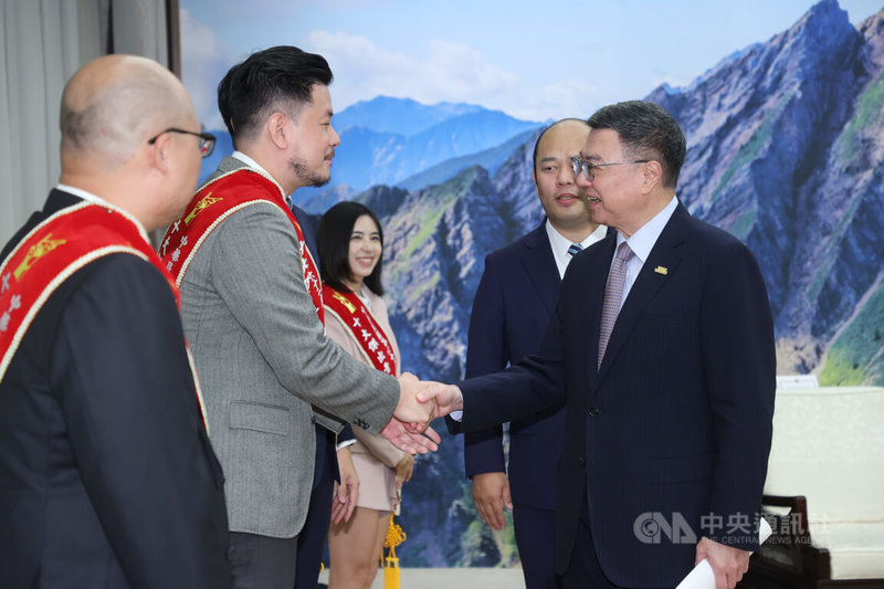 行政院長卓榮泰（前右）1日傍晚接見國際青年商會中華民國總會「第62屆十大傑出青年當選人」等一行，逐一向傑出青年當選人握手致意。中央社記者鄭傑文攝  113年10月1日