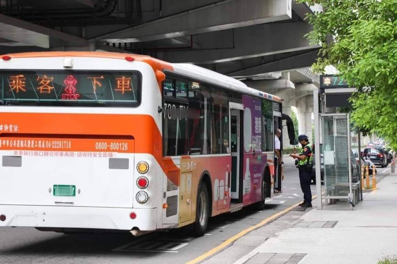 台中市警察局9月25日起啟動「公車大執法」專案，警方1日公布，從9月25日到29日共取締35件，違規項目包括「闖紅燈」及「轉彎或變換車道不依標誌、標線、號誌指示」等。（警方提供）中央社記者郝雪卿傳真  113年10月1日