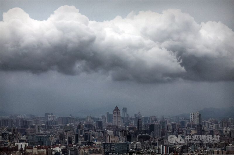 圖為1日從台北市內湖區碧山巖遠眺台北市區，天空雲層密布、天色昏暗。中央社記者王飛華攝 113年10月1日