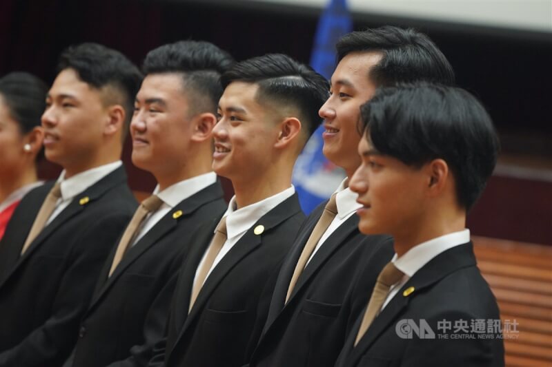 銘傳大學1日舉行國慶禮賓大使團全新禮賓服亮相記者會,男團員們排排站,微笑展現親和力。中央社記者徐肇昌攝 113年10月1日