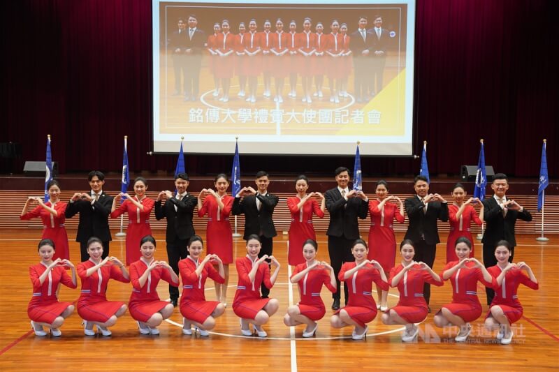 銘傳大學1日舉行國慶禮賓大使團全新禮賓服亮相記者會,團員們手比愛心、微笑展現親和力。中央社記者徐肇昌攝 113年10月1日