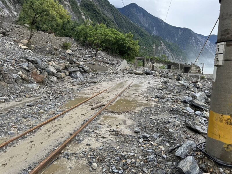 颱風山陀兒接近台灣，台鐵北迴線9月30日出現土石流，部分路段土石流覆蓋鐵軌。（民眾提供）中央社記者李先鳳傳真 113年9月30日