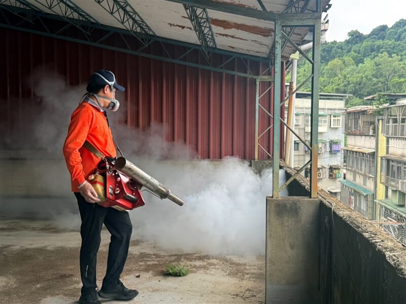 圖為清潔人員在中和區秀峰街進行登革熱消毒作業。（新北市衛生局提供）