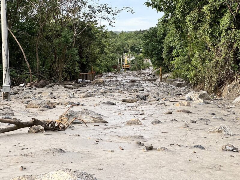 受颱風山陀兒外圍環流影響，蘇花路廊零星落石及土石流，台9線164.5k崇德段土石流覆蓋路面。（公路局東區養護工程分局提供）中央社記者張祈傳真 113年10月1日