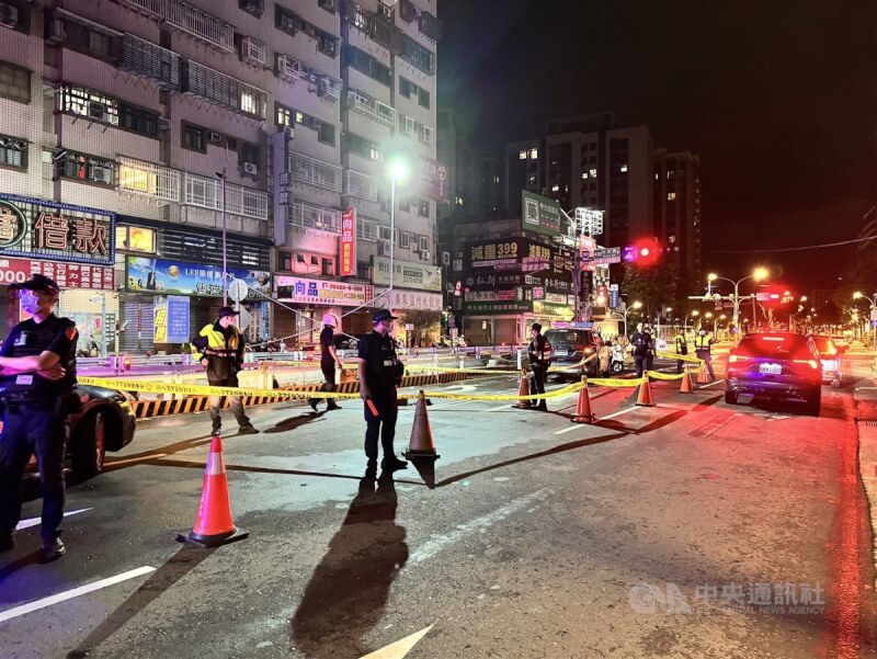 新北市土城警分局清水派出所所長劉宗鑫30日深夜在新北地院前攔查1輛轎車,結果轎車不停,衝撞並拖行劉宗鑫撞擊到金城路二段與裕民路的路口(圖)護欄後逃逸。(翻攝照片)中央社記者高華謙傳真 113年10月1日