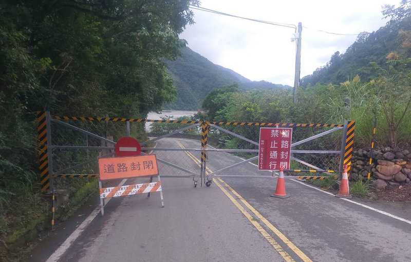 颱風山陀兒進逼，公路局南區養護工程分局研判中央氣象署情資，預測高雄市山區總雨量將達500毫米，由於玉穗溪水文狀態尚未穩定，持續降雨恐誘發土石流，自1日下午5時起預警性封閉台20線93K至98K+700（勤和至復興）路段。（南區養護工程分局甲仙工務段提供）中央社記者張已亷傳真  113年10月1日