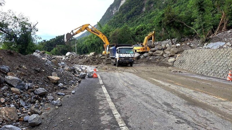 受颱風山陀兒外圍環流影響,蘇花路廊零星落石及土石流,台9線164.5k崇德段土石流覆蓋路面,搶修人員1日上午進駐搶通,目標下午恢復崇德至和平段通行。(公路局東區養護工程分局提供)中央社記者張祈傳真 113年10月1日