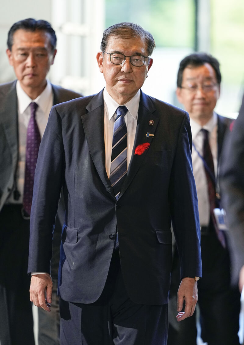 日本自民黨總裁石破茂（中）1日獲指名為第102任首相。（共同社）