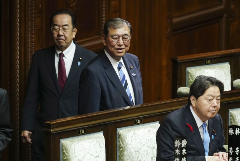 日本執政黨自民黨總裁石破茂（中）1日獲選為第102任首相。（共同社）