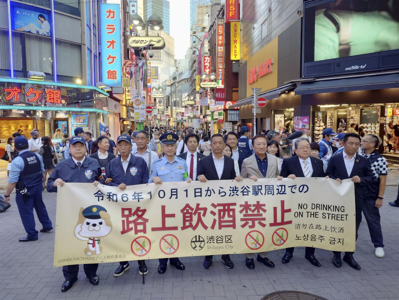 日本東京澀谷區長1日率員拿著「禁止飲酒」標語在街頭遊行。（共同社）