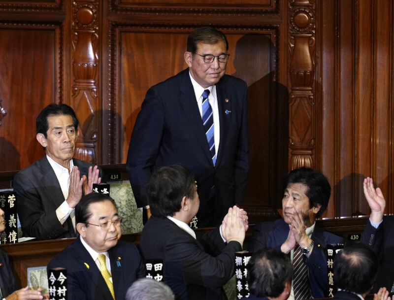 日本執政黨自民黨總裁石破茂（後右）1日獲選為第102任首相。（共同社）