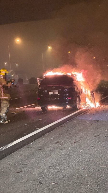 國道1號台南下營段1日凌晨發生自小客車疑追撞大貨車事故，造成自小客車起火燃燒，駕駛輕傷。（國道公路警察局提供）中央社記者張榮祥台南傳真  113年10月1日