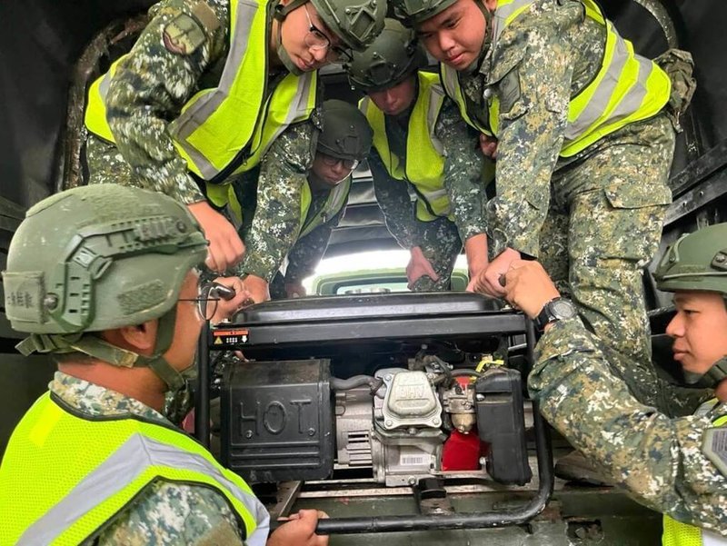 颱風山陀兒來襲，國軍第一作戰區官兵與機具2日完成災防編組，隨時待命投入地方救災任務，將全力守護民眾生命財產安全。（國軍第一作戰區提供）中央社  113年10月2日