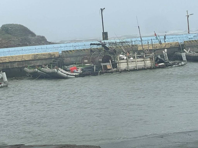 颱風山陀兒逼近台灣，台中大甲松柏漁港一名船東2日上午綑綁船隻繩索時，發現1具浮屍，立刻報案。（民眾提供）中央社記者趙麗妍傳真  113年10月2日