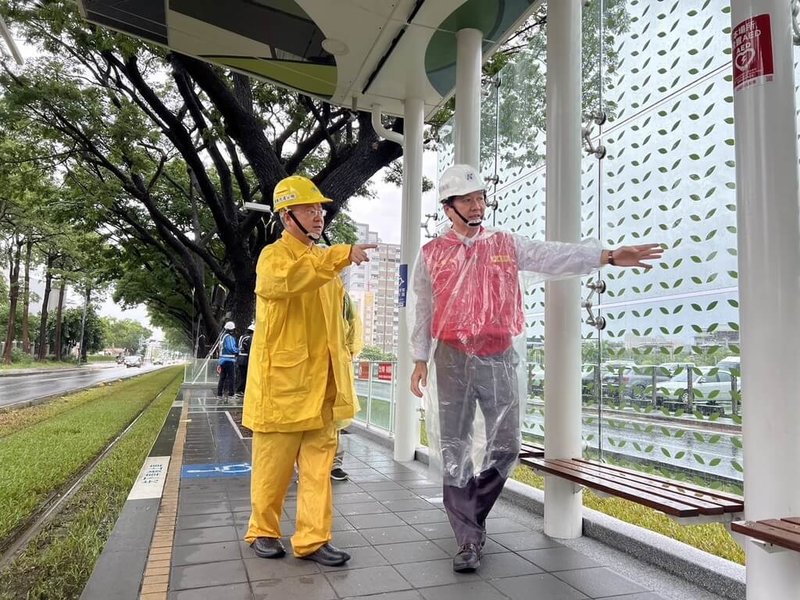 颱風山陀兒來襲，高雄市2日午後風雨轉強，捷運局長吳嘉昌（右）再次率隊檢視輕軌沿線雨豆樹樹木加固、玻璃鎖固及驗票機防水保護等情形，（高雄市捷運局提供）中央社記者林巧璉傳真  113年10月2日